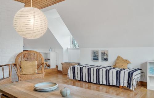 sypialnia z łóżkiem i stołem w pokoju w obiekcie 3 Bedroom Awesome Home In Bog By w mieście Bogø By