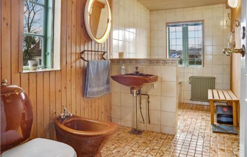 uma casa de banho com um lavatório, um WC e uma banheira em 3 Bedroom Awesome Home In Bog By em Bogø By
