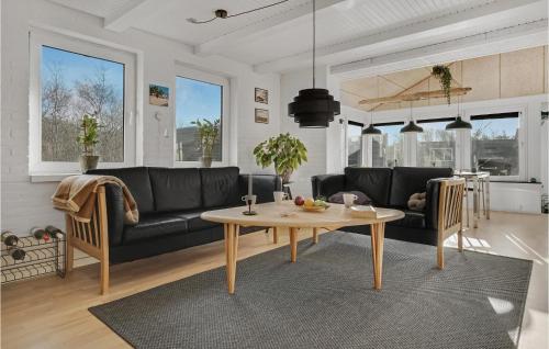 Χώρος καθιστικού στο Lovely Home In Hurup Thy With Sauna