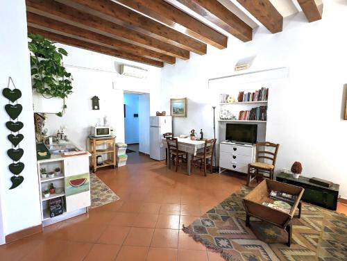 a kitchen and living room with a table and chairs at La Casa Delle Fate in Syracuse