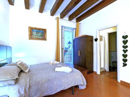 a bedroom with a bed in a room at La Casa Delle Fate in Siracusa