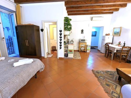 a living room with a bed and a kitchen at La Casa Delle Fate in Siracusa