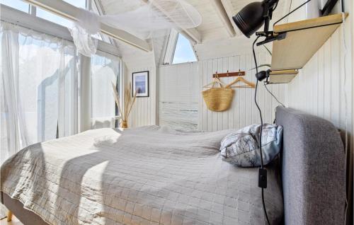 1 dormitorio con cama y ventana en Nice Home In Sydals With Wifi en Sønderby