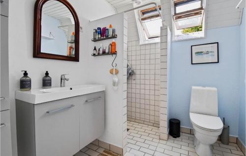 uma casa de banho com um WC, um lavatório e um espelho. em Nice Home In Sydals With Wifi em Sønderby