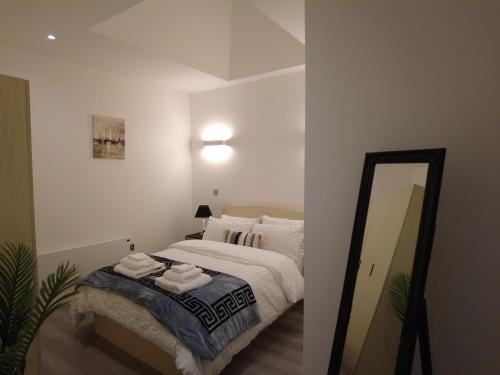 Voodi või voodid majutusasutuse Stylish 2 bedrooms, 2 bathrooms with workspace in Milton Keynes toas