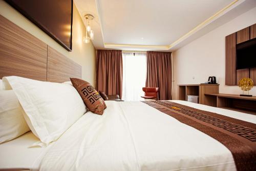 Säng eller sängar i ett rum på Hôtel les Vallons