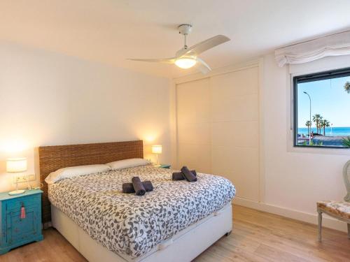 - une chambre avec un lit et une fenêtre dans l'établissement Sea View with Parking by LU&CIA, à Malaga