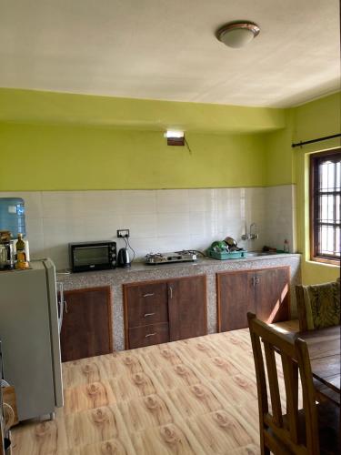 eine Küche mit einem Kühlschrank und einer Arbeitsplatte in der Unterkunft calmsutra in Kathmandu