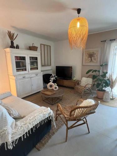 un salon avec un lit et une télévision dans l'établissement Au mas des glycines - Gîte La tropézienne - 5 personnes, à Camaret-sur-Aigues