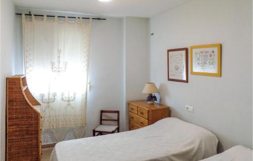 una camera con due letti, un comò e una finestra di 3 Bedroom Gorgeous Apartment In El Grau De Moncofa a Moncófar