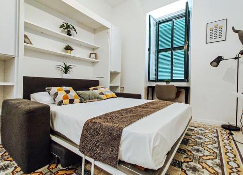 - une chambre avec un grand lit et une fenêtre dans l'établissement Entire Studio Apartment in Sliema 2A By Solea, à Sliema