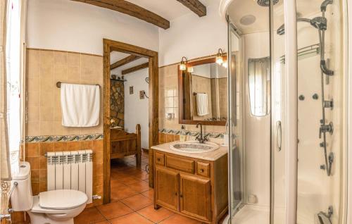 y baño con aseo, lavabo y ducha. en 1 Bedroom Awesome Home In Mecina Bombarn, en Mecina Bombarón