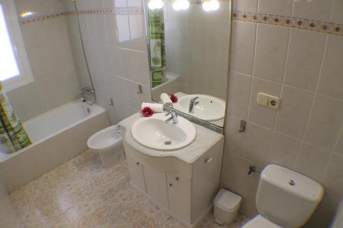 ロザスにあるAgi La Pintaのバスルーム(洗面台、トイレ、バスタブ付)