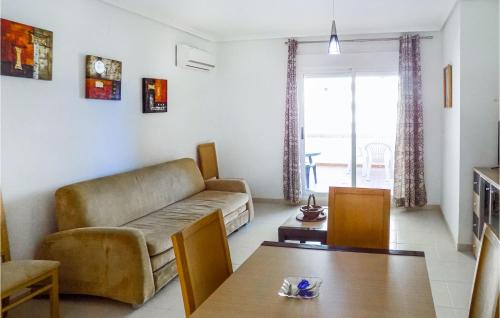 Posezení v ubytování 2 Bedroom Cozy Apartment In Oropesa