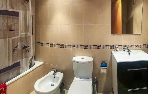uma casa de banho com um WC e um lavatório em Awesome Apartment In Sant Jordi With Kitchenette em Sant Jordi