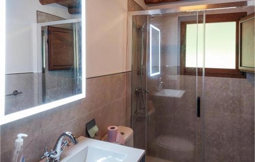 Kupatilo u objektu Stunning Home In Algatocin With House A Mountain View