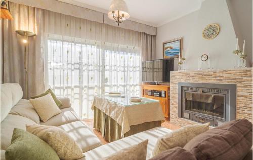 ein Wohnzimmer mit einem Sofa und einem Kamin in der Unterkunft Amazing Home In Torrox Costa With Wifi in Torrox Costa