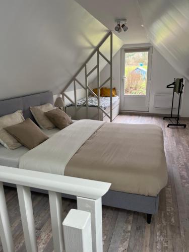 GlomelにあるLa petite maison de Kerguiniouのベッドルーム1室(大型ベッド1台付)