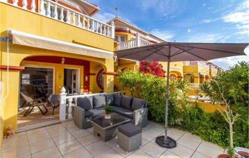 トレビエハにあるStunning Home In Torrevieja With Wifiのパティオ(ソファ、パラソル付)