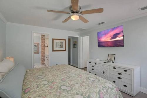 a bedroom with a bed and a ceiling fan at HIDDEN GEM - Family Friendly Pool Home -Welcome in Naples