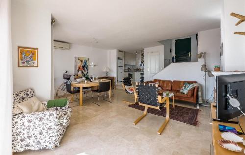 Stunning Apartment In Benalmádena