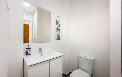 ein weißes Bad mit einem WC und einem Waschbecken in der Unterkunft Nice Apartment In Fuengirola With Outdoor Swimming Pool in Fuengirola