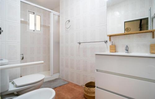 ein weißes Bad mit einem WC und einem Waschbecken in der Unterkunft Awesome Home In Alfarnate With Kitchen in Alfarnatejo