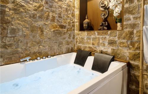 Duas cadeiras sentadas numa banheira na casa de banho em 3 Bedroom Nice Home In Castao Del Robledo em Castaño de Robledo