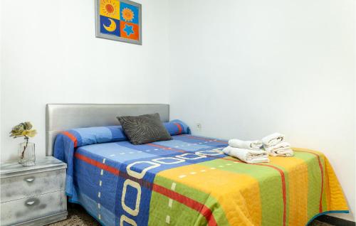 - une chambre avec des lits jumeaux et une commode dans l'établissement 3 Bedroom Nice Apartment In Huelva, à Huelva