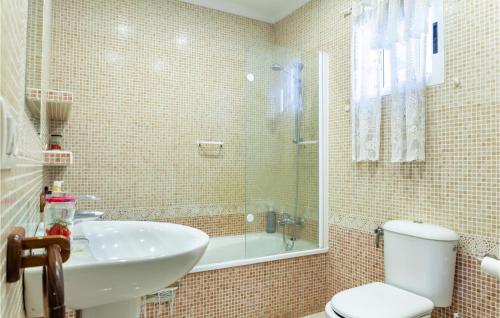y baño con lavabo y aseo. en 3 Bedroom Nice Apartment In Huelva en Huelva