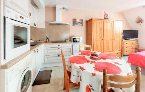 Kuchyňa alebo kuchynka v ubytovaní Lovely Apartment In Salins-Les-Bains