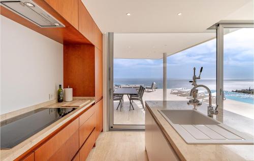 cocina con vistas al océano en 5 Bedroom Cozy Home In Granada, en Granada