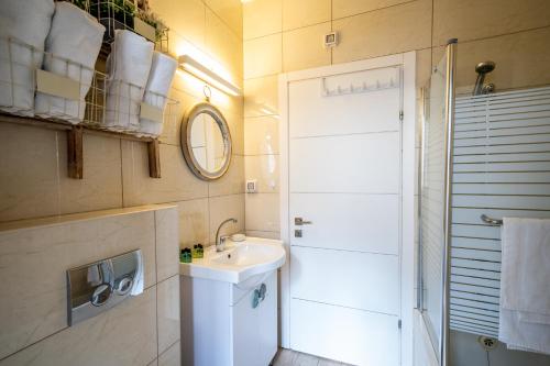 הבית על ההר - Ella Sun في إيلات: حمام مع حوض أبيض ومرآة