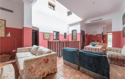 sala de estar con 2 sillas y sofá en Lovely Home In La Puebla De Los Infan With Kitchenette, en La Puebla de los Infantes