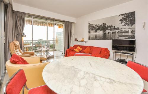 un salon avec une table et des chaises dans l'établissement Beautiful Apartment In Cannes With Wifi, à Cannes