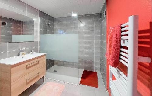 y baño con lavabo blanco y ducha. en Nice Home In Les Premiers-sapins With Ethernet Internet, en Athose