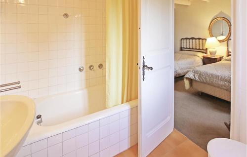 a bathroom with a bath tub and a sink at Beautiful Home In Vilanova Del Valls With Outdoor Swimming Pool, Swimming Pool And 10 Bedrooms in Vallromanes