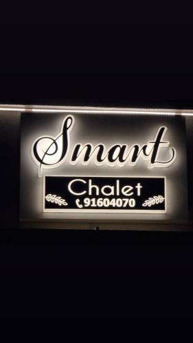 um sinal para um restaurante chamado Garnett claser em سمارت شالية:Smart Chalet em Salalah