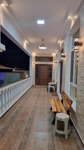 - un couloir avec un banc et une télévision à écran plat dans l'établissement سمارت شالية:Smart Chalet, à Salalah