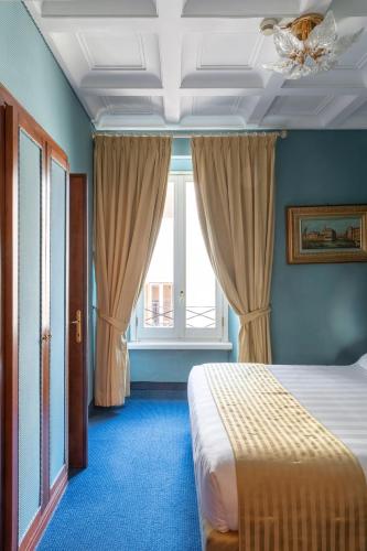 a bedroom with a bed and a window at Hotel Scalinata Di Spagna in Rome