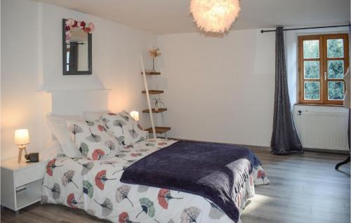 - une chambre avec un lit et un lustre dans l'établissement Lovely Home In Trmven With Wifi, à Trémeven