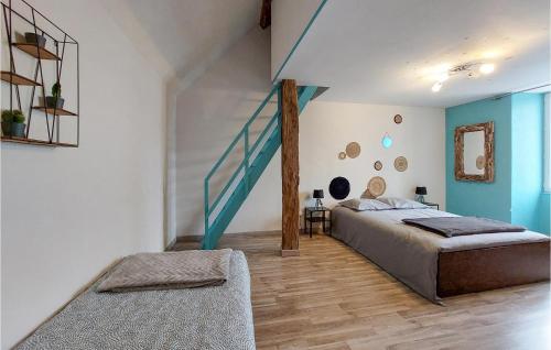 ein Schlafzimmer mit 2 Betten und einer blauen Treppe in der Unterkunft Cozy Home In Praslay With Outdoor Swimming Pool in Praslay