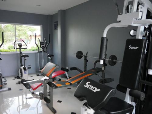 a gym with several exercise equipment in a room at Triogems appartamento nuovo affitto mensile in Jomtien Beach