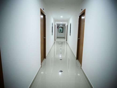 a hallway in a building with white walls and a long corridor at Triogems appartamento nuovo affitto mensile in Jomtien Beach