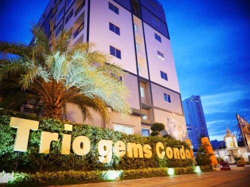 a hotel sign in front of a building at Triogems appartamento nuovo affitto mensile in Jomtien Beach