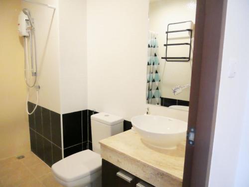 a bathroom with a white toilet and a sink at Triogems appartamento nuovo affitto mensile in Jomtien Beach