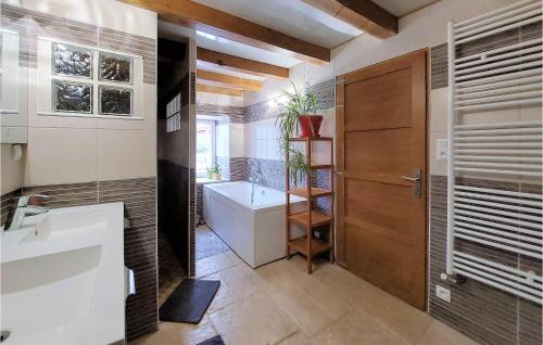 ein Badezimmer mit einer Badewanne, einem Waschbecken und einem WC in der Unterkunft Cozy Home In Praslay With Outdoor Swimming Pool in Praslay
