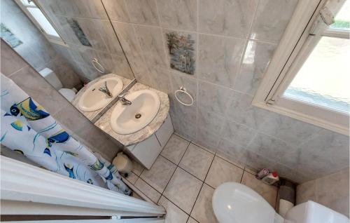 Kúpeľňa v ubytovaní 2 Bedroom Nice Home In Meschers-sur-gironde
