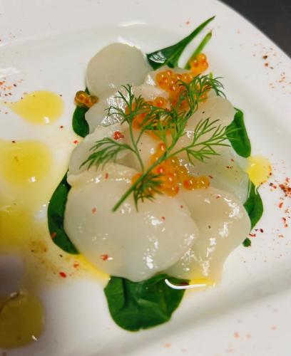 une assiette de denrées alimentaires contenant des œufs et des légumes dans l'établissement The Originals City, Hôtel Le Louisiane, Belfort Sud, à Andelnans