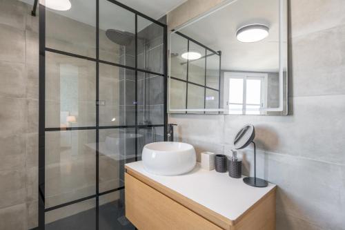 een badkamer met een wastafel en een douche bij Apartamento de diseño 2 terrazas en Estepona by Rent Me in Estepona